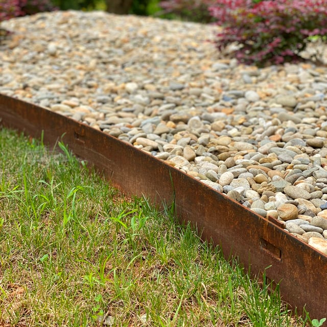 BORCON Steel Edging installed between grass lawn and landscape rock