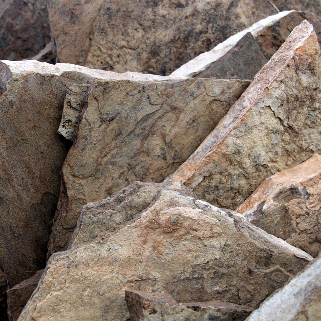 Cherokee Canyon Select flagstone in bulk at rock yard