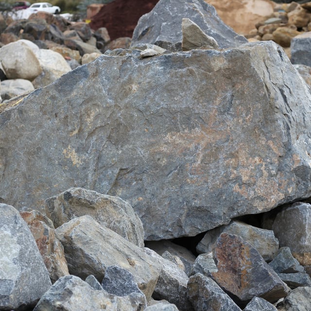Cresta landscape boulders in rock yard